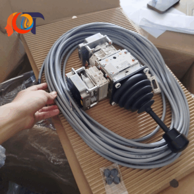 Tay trang điều khiển cẩu trục trong cảng